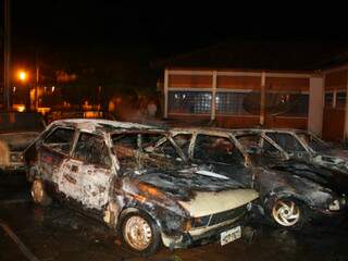Carros foram incendiados na madrugada de segunda-feira. (Foto: Ribeiro Júnior/Fátima News)