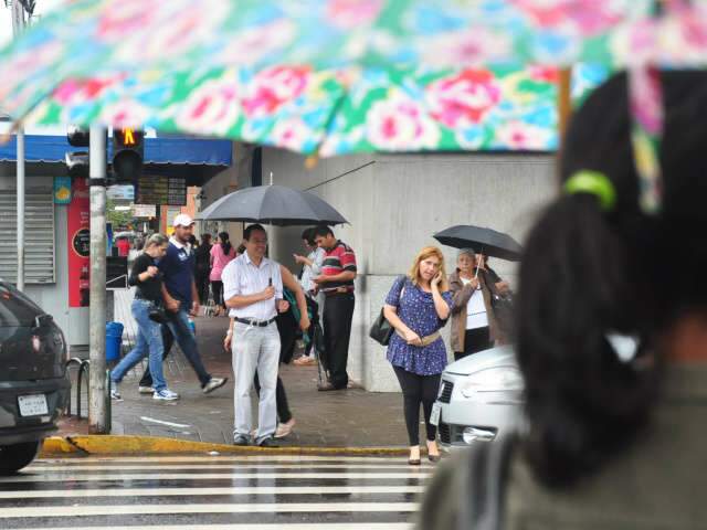  Esta&ccedil;&atilde;o das flores d&aacute; as boas-vindas com chuva e derruba 12 graus na temperatura