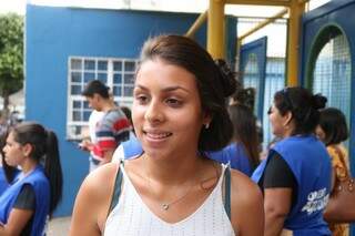 A estudante, Maisa Pereira de Oliveira, de 17 anos, deixou a Escola Joaquim Murtinho, onde fez o Enem antes das 16h   (Foto: Marcos Maluf)