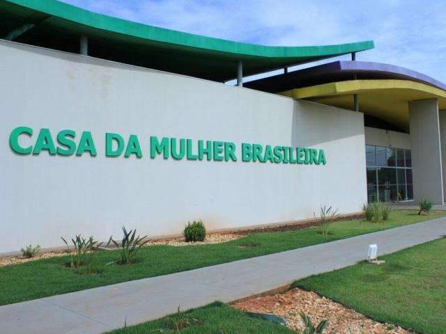 M&atilde;e e suspeito de maus-tratos t&ecirc;m hist&oacute;rico problem&aacute;tico, dizem vizinhos