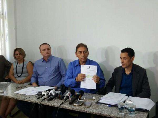 Sob protestos, Bernal diz que mant&eacute;m proposta de 9,57% a servidores