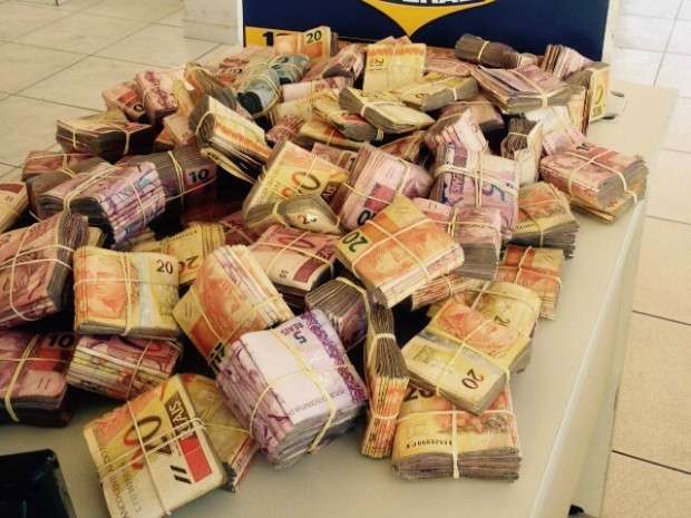 PRF apreende R$ 105 mil em esp&eacute;cie e 300 caixas de cigarro na BR-163