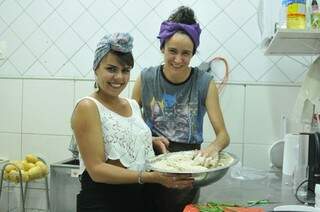 Paula e Camila na preparação do acarajé. (Foto: Alcides)