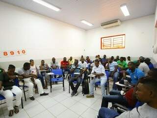 Haitianos se reuniram para atender a reportagem (Foto: André Bittar)