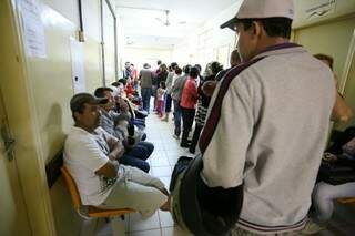 Pacientes esperam por horas e criticam lista de prioridades em centro de saúde (Foto: Marcelo Victor)