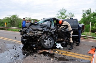 Carros ficaram totalmente destruídos em colisão com duas mortes (Foto: Nova News)