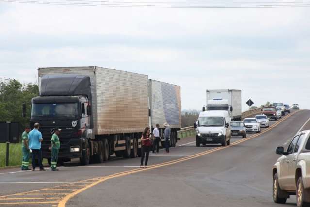 Caminhoneiros continuam protesto com bloqueios de rodovias na 4&ordf;-feira