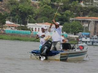 Pescadores no rio Paraguai, em Corumbá (Foto: Arquivo)