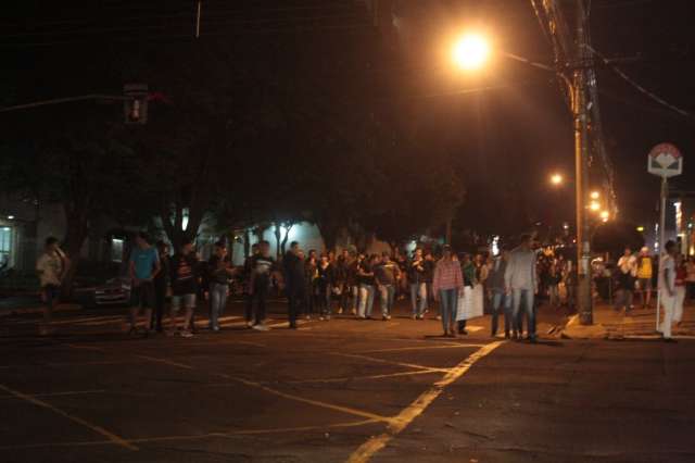 &Uacute;ltimo grupo se dispersa e termina protestos desta noite na Capital