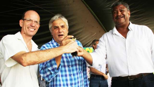 Prefeituras do Cone Sul e da fronteira ganham retroescavadeiras