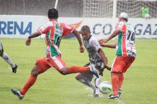 Debaixo de muita chuva, Galo e Naviraiense ficaram no empate por 2 a 2 no jogo da ida (Foto: Divulgação)