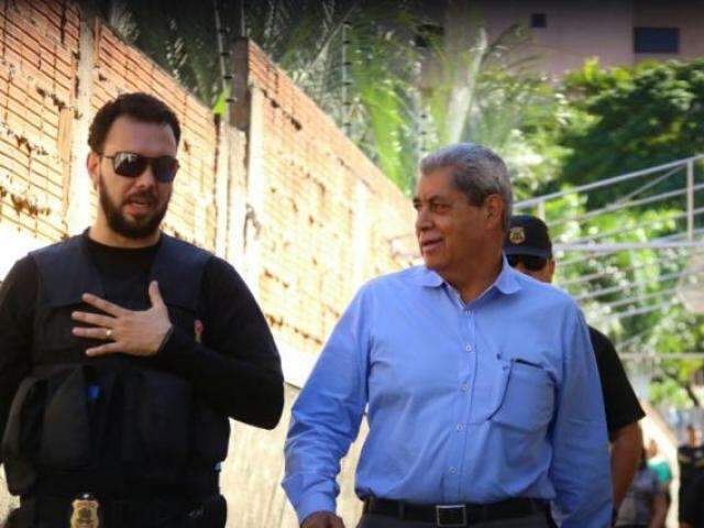 Depois de colocar tornozeleira, Puccinelli sai calado e vai para casa