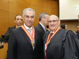 À esquerda, governador Reinaldo Azambuja ao lado do desembargador Paschoal Carmello Leandro. (Foto: Kisie Ainoã) 