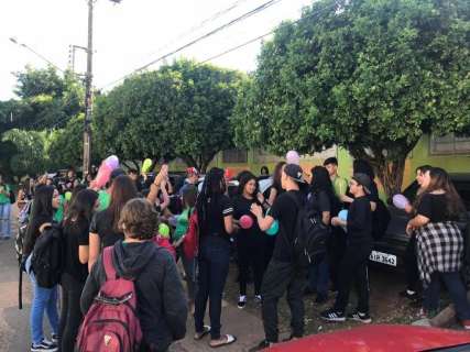 Estudantes protestam por segurança em escola onde mãe espancou aluna