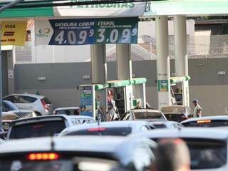 Preço do combustível impactou na alta do grupo dos transportes. (Foto: Saul Schramm/Arquivo/Campo Grande News)