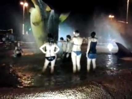 De biquíni, turistas são filmadas tomando banho em chafariz de Bonito