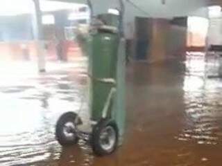 Pátio de escola foi inundado. (Foto: Reprodução)