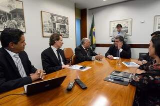 Senador, ministro, presidente do Instituto Homem Pantaneiro, se reuniram na quarta-feira. (Foto: Assessoria)