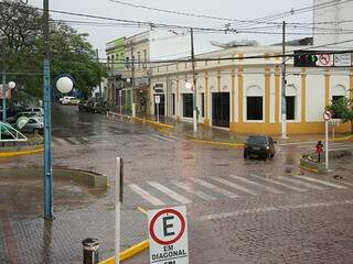 Dia começou com chuva e aeroporto fechado em Corumbá. (Foto: Ricardo Albertoni/Diário Online)