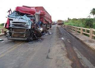 Carreta ficou completamente destruída em acidente na rodovia federal (Foto: Sidney Assis)