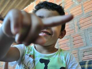 Samuel tem 4 anos, mas apresenta idadade óssea de 9. (Foto: João Garrigó)