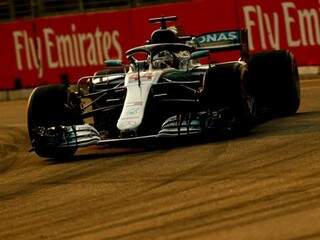 Hamilton encaixou volta perfeita e levou a pole em Singapura neste sábado. (Foto: Mercedes AMG F1/Divulgação)