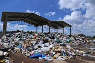 Montanhas deixadas pelos caminh&#039;oes na unidade de tratamento de resíduos em Campo Grande. (Foto: Kísie Ainoã)