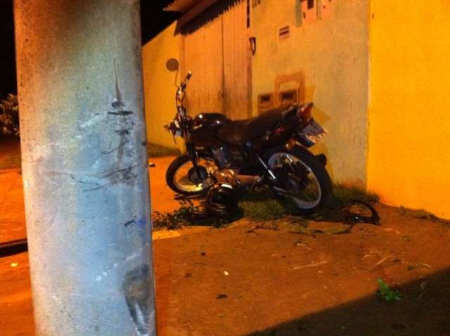 Jovem fica ferido em estado grave ao colidir moto em poste
