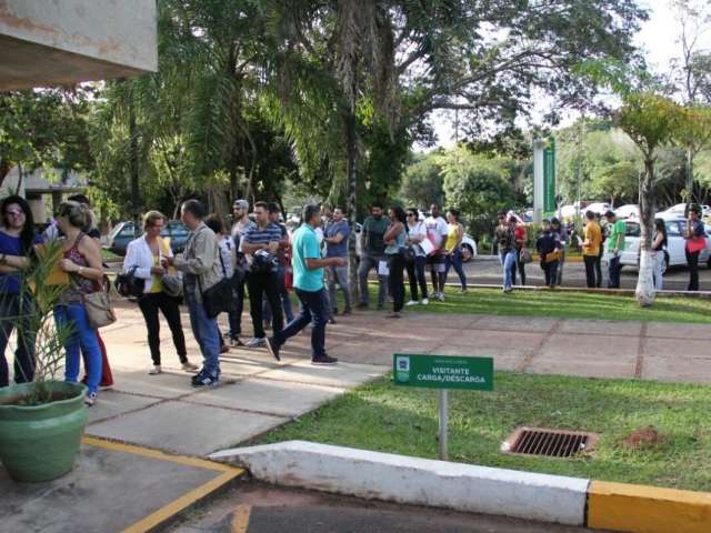 Candidatos lotam secretaria para pedir inscri&ccedil;&atilde;o gratuita em concurso