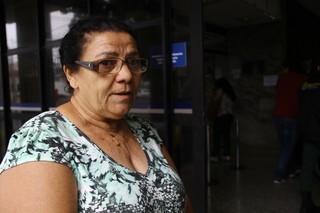 Adília Souza Osório de 60 anos, foi uma das primeiras a chegar na agência(Foto: Marcos Ermínio)