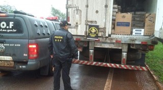 Carga de cigarros avaliada em R$ 1,8 milh&atilde;o &eacute; apreendida na BR-060