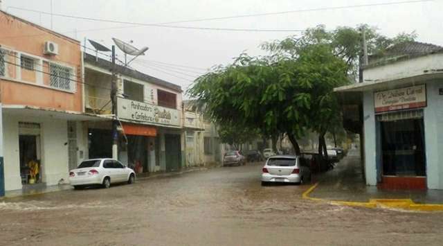 Ap&oacute;s forte chuva, alguns pontos de Corumb&aacute; ficam alagados