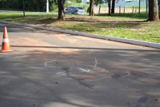 No asfalto, marcação do local onde a moto parou. (Foto: Nadyenka Castro)