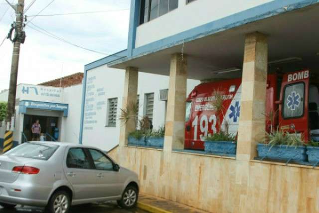 Idoso fica ferido ap&oacute;s motocicleta que conduzia ser atingida por caminh&atilde;o