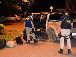 PRF fez buscas, mas não encontrou drogas no veículo (Foto: Diário Corumbaense)