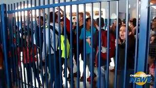 Pais e alunos protestam contra troca de direção em escola municipal da Capital