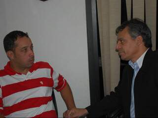 Adriano Lopes de Moura e o advogado, Marcos Ivan. (Foto: Nicholas Vasconcelos)