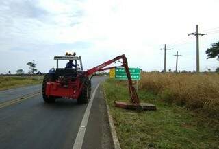 Obras de reestruturação da rodovia de acesso ao município de Batayporã (Foto: Chico Ribeiro)