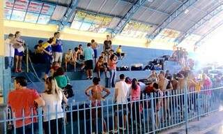 Delegação boliviana já está no Rádio Clube para a abertura do calendário da natação em Mato Grosso do Sul (Foto: Gabriela Cardoso)