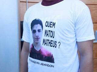 Durante homenagem, amigos usaram camisetas com a pergunta: Quem Matou Matheus? (Foto: Henrique Kawaminani)
