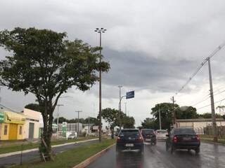 Pancada de chuva foi rápida na Avenida Cônsul Assaf Trad, no Coronel Antonino (Foto: Paulo Francis)