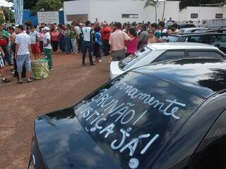 No enterro do segurança, pedidos de justiça estavam estampados nos carros. (Foto: Simão Nogueira)