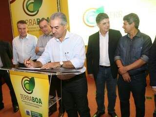 Governador Reinaldo Azambuja e autoridades, durante assinatura do Programa. (Foto: Fernando Antunes)