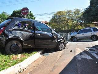 Depois de bater, veículo para em canteiro na Avenida Mato Grosso. (Foto: João Garrigó)