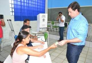 Candidato a prefeito de Ponta Porã pelo PPS votou na manhã deste domingo no Colégio Mace (Foto: Ponta Porã Digital)