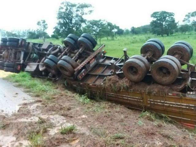 Motorista perde controle da dire&ccedil;&atilde;o e carreta carregada de soja tomba