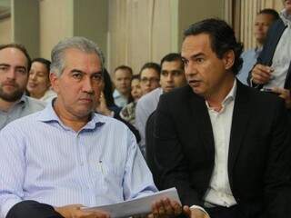 Governador Reinaldo Azambuja, à esquerda, com o prefeito Marquinhos Trad, durante agenda na Governadoria. (Foto: Marcos Ermínio/Arquivo).