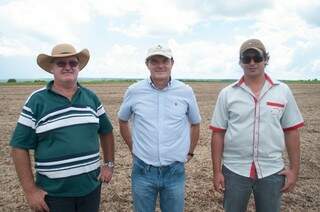 Proprietário da fazenda, Carlos Braner (E), presidente da Aprosoja, Almir Dalpasquele (C) e Sandro Brauner, filho do proprietário  (Foto: Rodrigo Pazinato)