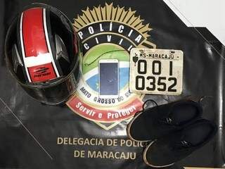 Com um dos suspeitos, a polícia encontrou os pertences da vítima (Foto: Divulgação/ Polícia Civil)