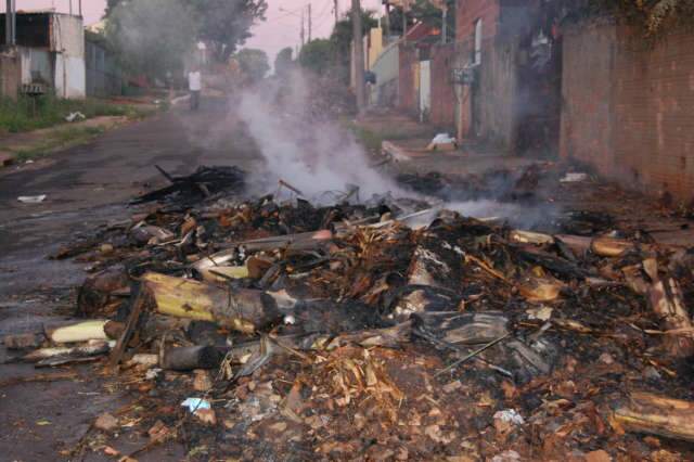  Caminh&atilde;o da prefeitura n&atilde;o recolhe lixo e moradores ficam revoltados  